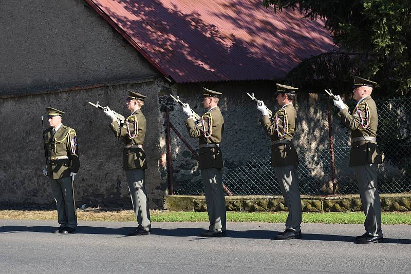 Z pietního aktu na počest kolínského rodáka, štábního kapitána Václava Morávka v Lošanech.