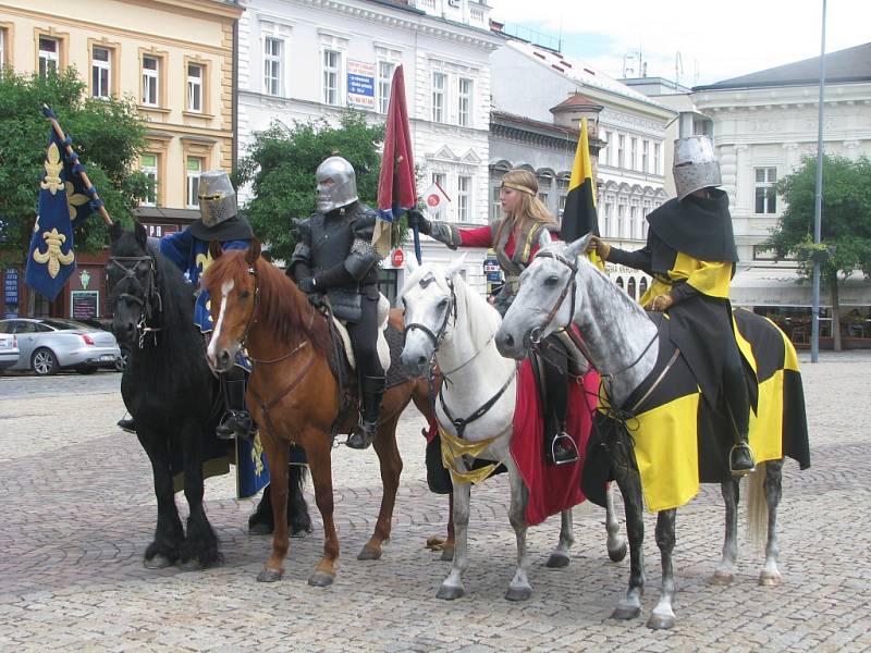 Místostarosta přivítal rytíře z Trakenu na náměstí