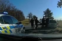 Zadržení řidiče ujíždějícího před kolínskou policejní hlídkou.