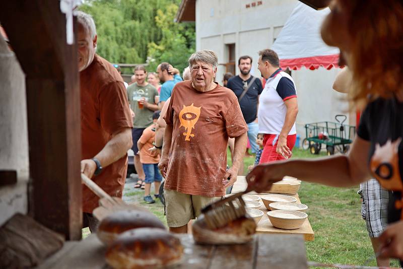 Z pečení chleba ve Štolmíři 13. srpna 2022.