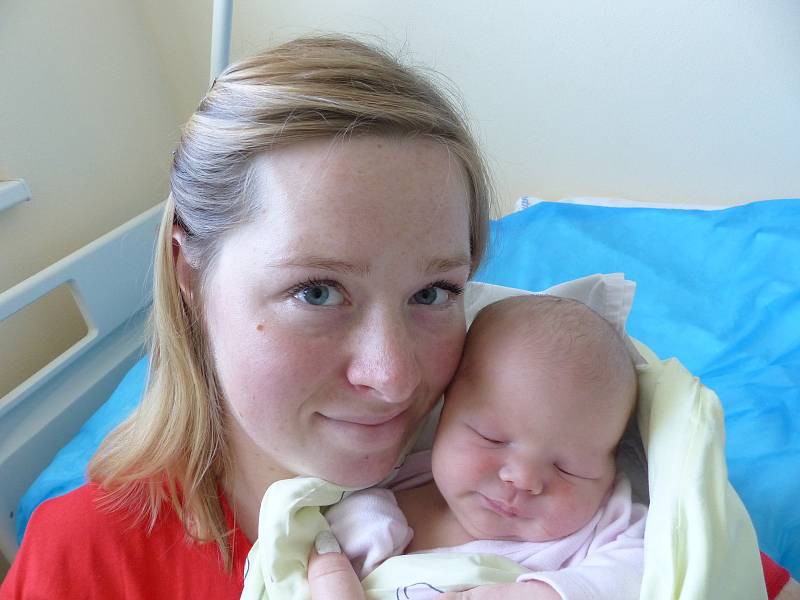 Ludmila Hofmanová se narodila 13. května 2022 v kolínské porodnici s váhou 3640 g. Do Červených Peček odjela s maminkou Zuzanou a tatínkem Martinem.