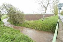 Vytrvalý déšť z nedělní noci a rána 2. května zvedal hladiny vodních toků. Do přilehlého pole se rozlil například takzvaný Jalový potok v Liblicích u Českého Brodu.