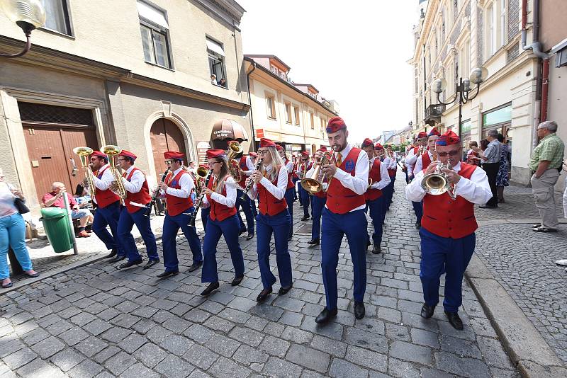 Průvod při tradičním festivalu Kmochův Kolín.