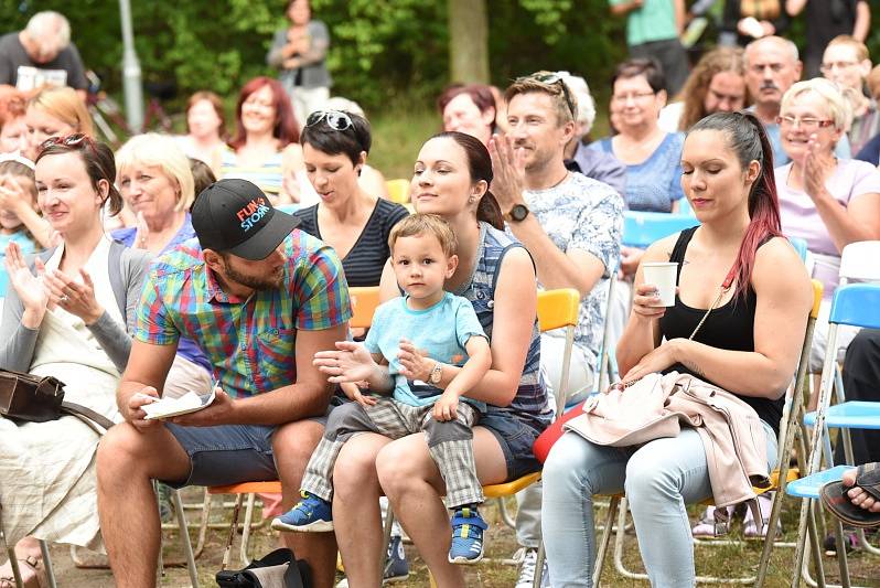 Kolínské kulturní léto zahájila Lucie Redlová a Jablkoň.