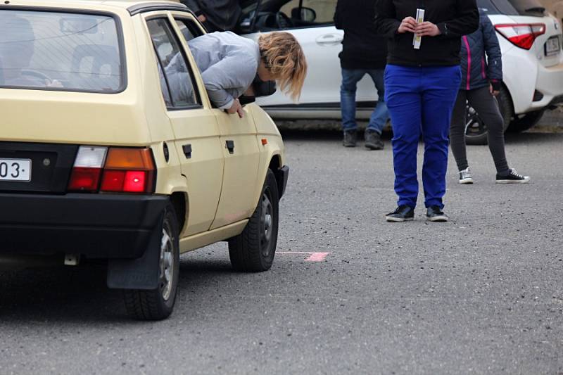 Ve Škvorci proběhla orientační automobilová soutěž.