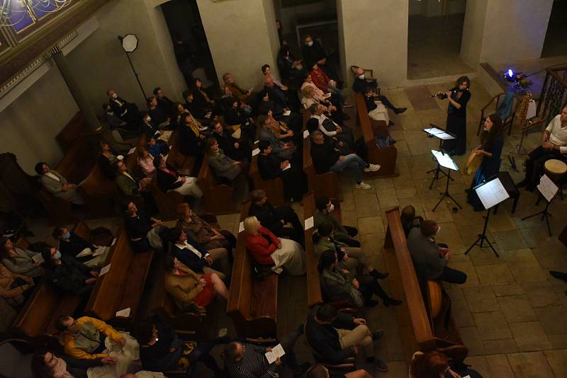 Festival Rosa Bohemica v kolínské synagoze: z vystoupení souboru Plaisirs de Musique se zpěvačkou Eliškou Tesařovou.