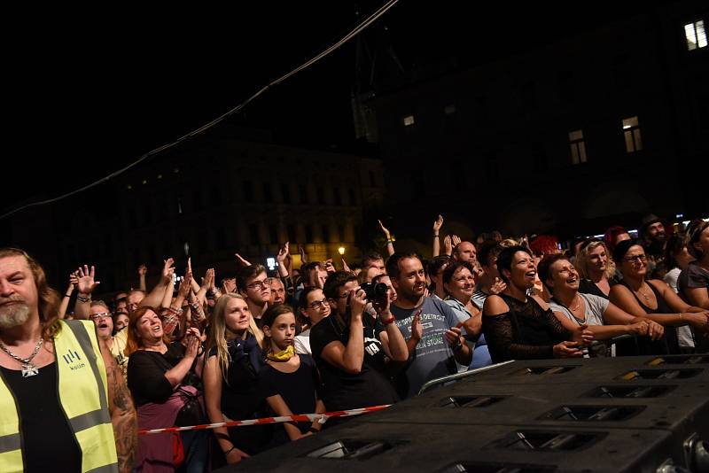 Kolínské kulturní léto: z koncertu Lazy Brass, Pokáče a Migu 21 na Karlově náměstí v Kolíně.