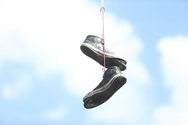 Shoefiti, neboli umísťování svázaných bot na dráty elektrického vedení je populární po celém světě.