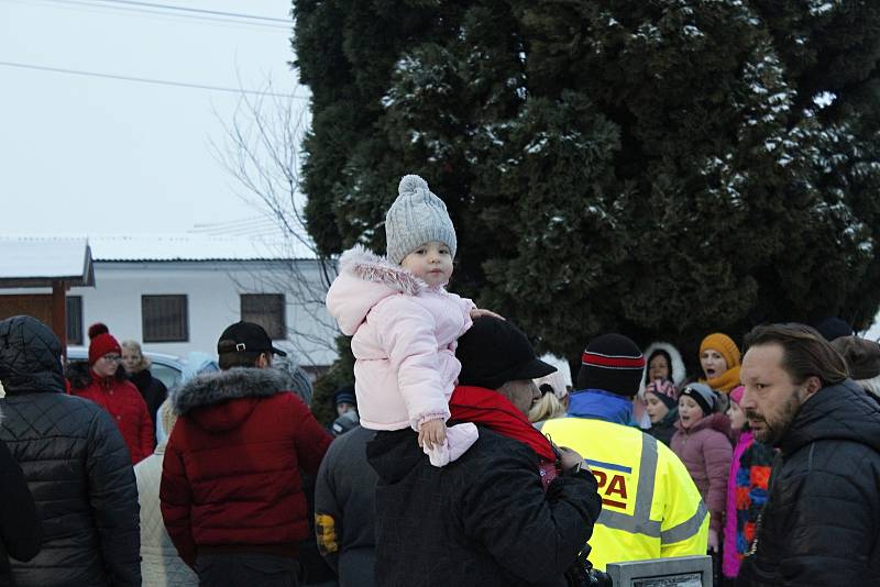 V sobotu před první adventní nedělí se ve většině obcí a měst rozsvěcely vánoční stromy. Nebylo tomu jinak ani v obcích Bylany a Chotouň nedaleko Českého Brodu.