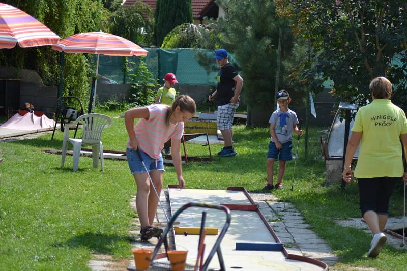 Minigolfového turnaje se mohli účastnit děti i dospělí.