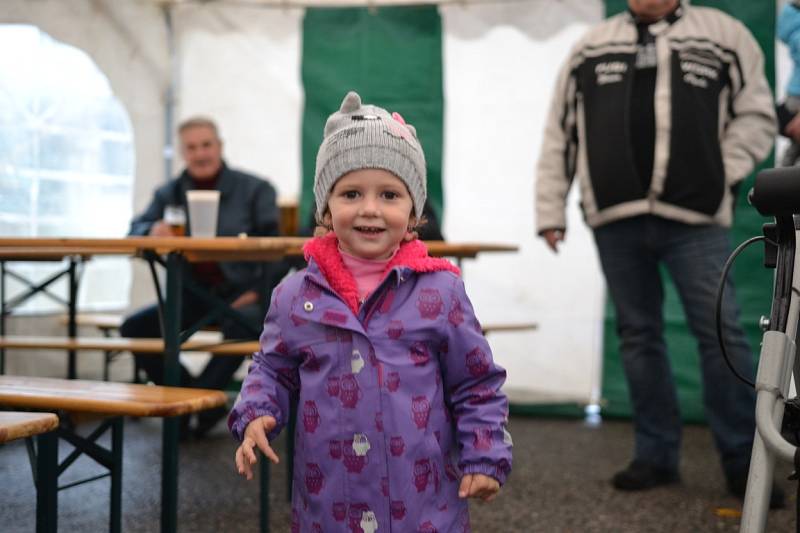 Radimští chytali ryby a pochutnávali si na dobrotách z bůčku