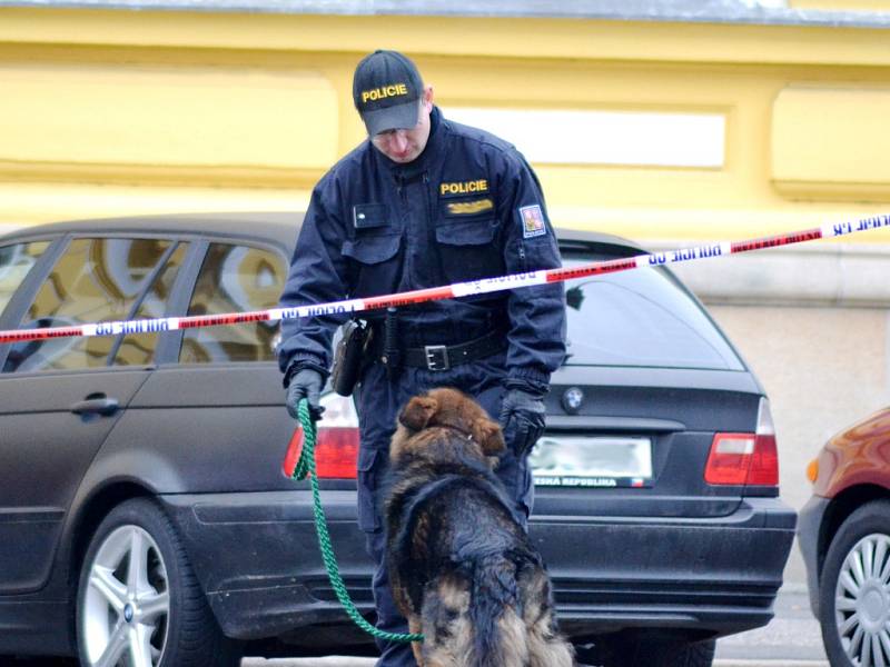 Čtrnáct obviněných z výroby a distribuce drog stanulo před soudem.