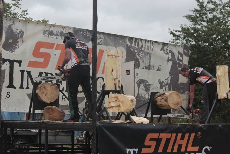 Nedělní odpoledne ve Viticích zpestřil Timbersports.