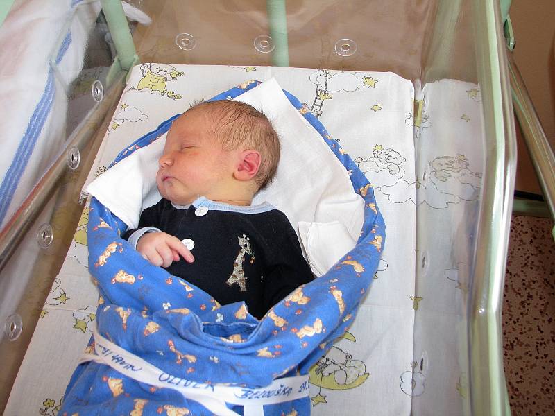 Oliver Bezouška poprvé spatřil světlo světa 27. srpna 2013. Mamince Martině a tatínkovi Petrovi se narodil s mírami 49 centimetrů a 3310 gramů. Svého prvorozeného syna si odvezou domů do Kolína.