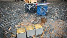 Na Karlově náměstí před č. p. 88 přibyly další Stolpersteiny.