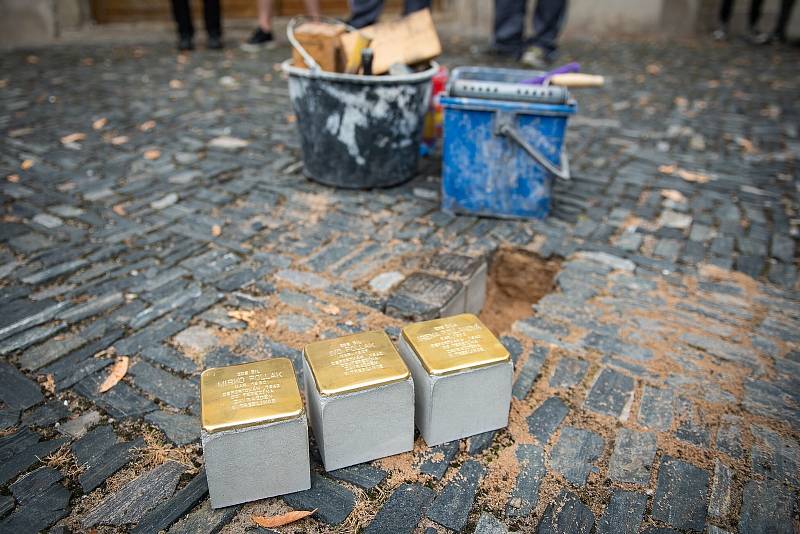 Na Karlově náměstí před č. p. 88 přibyly další Stolpersteiny.