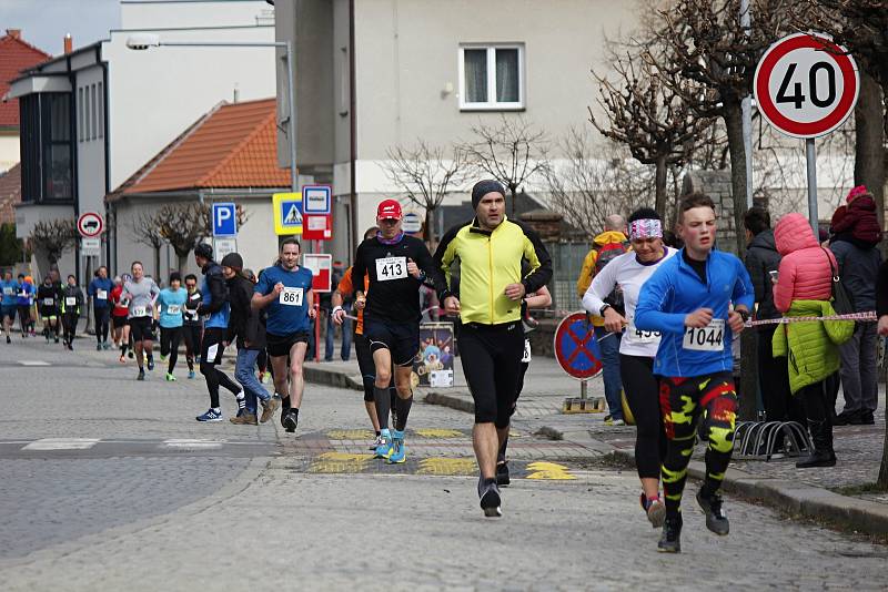 Tradičního běhu v Pečkách se účastní běžci různých věkových kategorií.