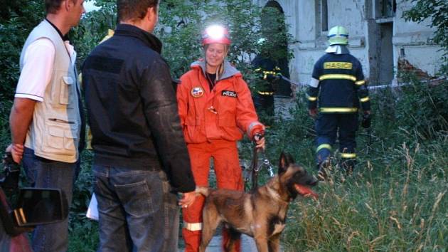 Záchranáři se po vyproštění obou zraněných osob museli i pomocí speciálně vycvičeného psa z pražské městské policie přesvědčit, zda v objektu nezůstali další lidé.