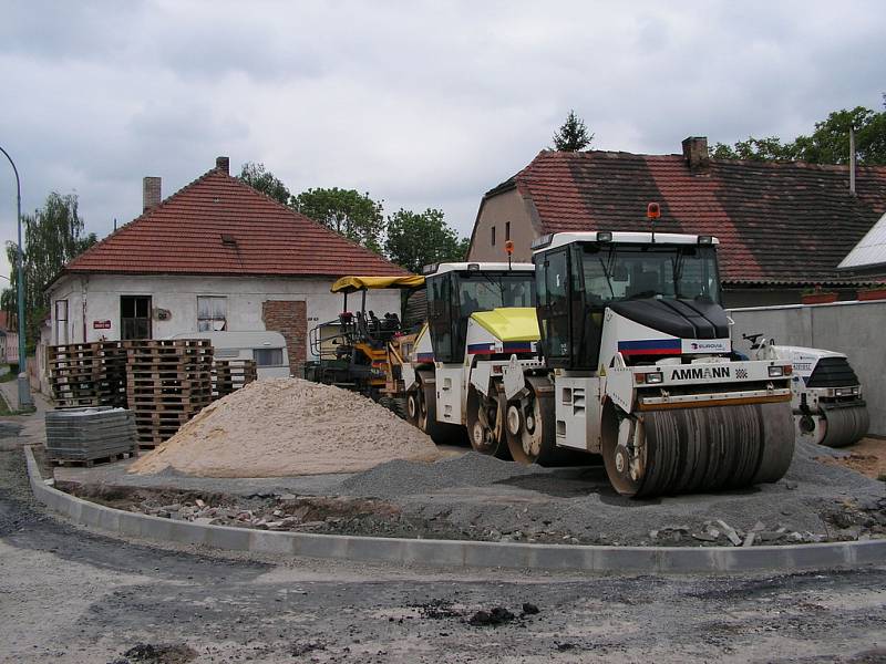 Z průběhu prací na rekonstrukci náměstíčka ve Velimi