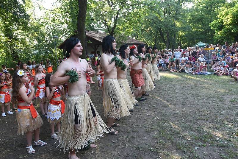 Otevřenou ulici zahájil starosta města Vít Rakušan a skupina Kolíňanka.