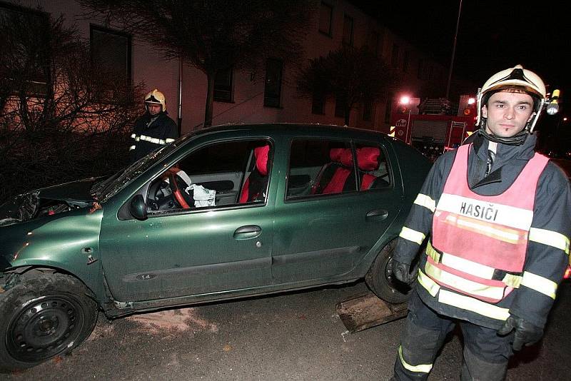 Dopravní nehoda u Modrého bodu v Kolíně, neděle 15. listopadu