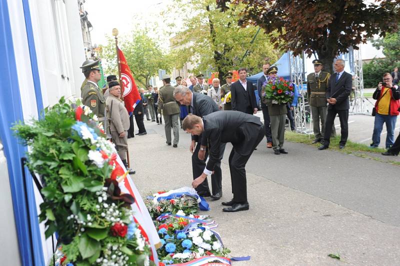 Pietní akt v Lošanech pozdravil telefonem z Ameriky Josef Mašín