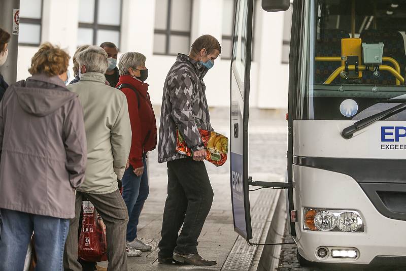 Cestující s obličejovými rouškami na zastávkách a v autobusech v Kolíně.