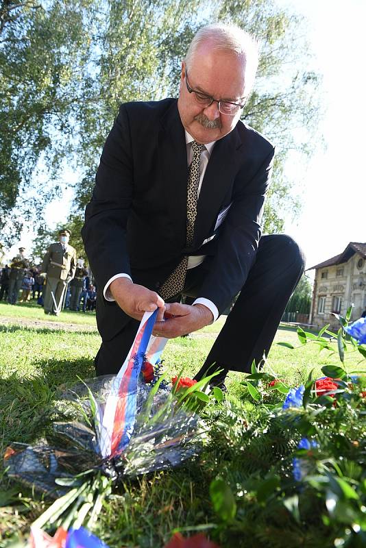 Z pietního aktu na počest kolínského rodáka, štábního kapitána Václava Morávka v Lošanech.