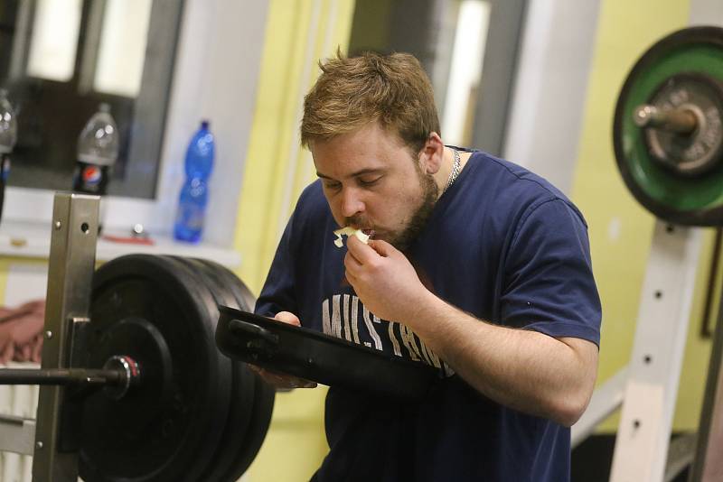 Pokus osobního fitness trenéra Štefana Verčimáka o rekord v jedení volských ok v posilovně Stap v Kolíně.