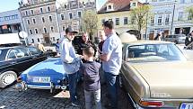 Kolínské Karlovo náměstí zaplnily automobily značky Mercedes – Benz