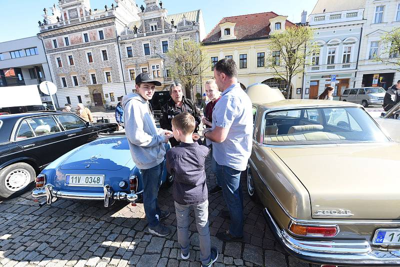 Kolínské Karlovo náměstí zaplnily automobily značky Mercedes – Benz