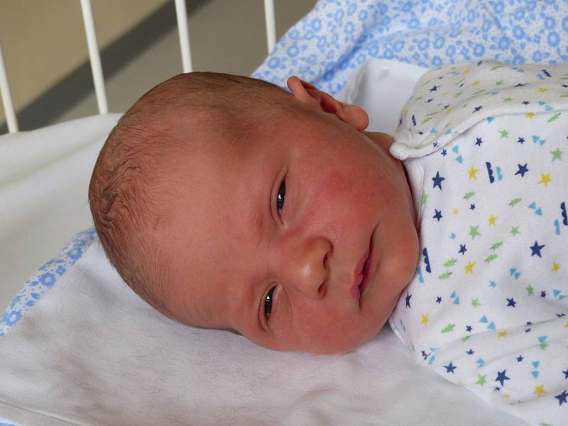 Tomáš Houžvička se narodil 3. listopadu 2021 v kolínské porodnici, vážil 3490 g a měřil 50 cm. V Kostelci nad Černými Lesy ho přivítala sestřička Nelinka (2) a rodiče Sabina a Kryštof.