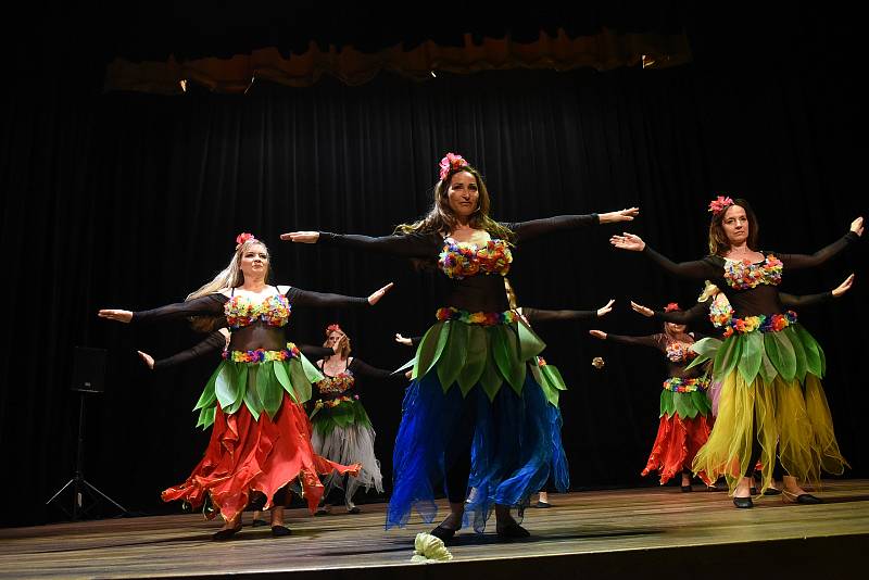 Z tanečního večera v kolínském sále Domu dětí a mládeže Kolín Na Zámecké, který uspořádalo Gina Bellydance Studio.