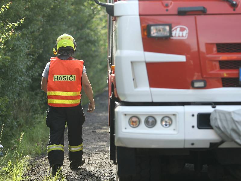 Druhý den dopoledne v místě večerní srážky nákladního a osobního vlaku u Českého Brodu.