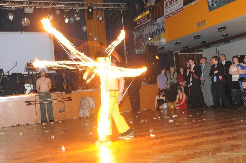 maturitní bál studentek kolínské střední zdravotnické školy, které spojily své síly se studenty kutnohorské průmyslovky. 