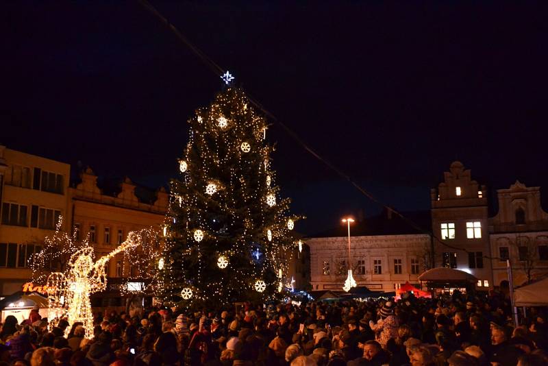 Kolíňáci zaplnili náměstí, aby se podívali na slavnostní rozsvícení vánočního stromu.