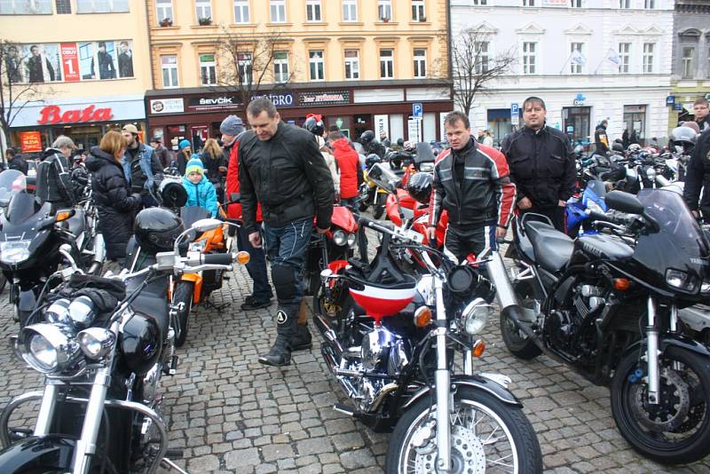 Vánoční vyjížďka kolínských motorkářů, kterou organizuje Kolínská verbež.
