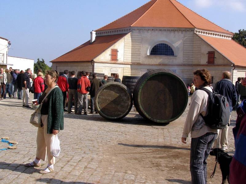 Dvůr pivovaru se začal zaplňovat již brzy dopoledne.