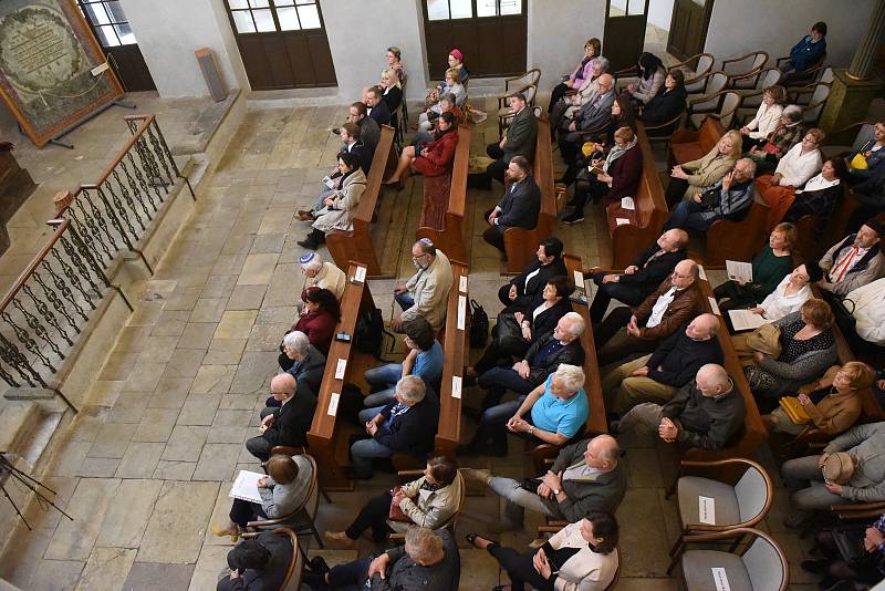 Z vernisáže hned tří výstav najednou v kolínské synagoze.