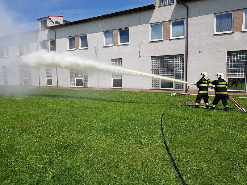 Kolínští profesionální hasiči mají nově ve vybavení kontejner kombinovaného hašení.