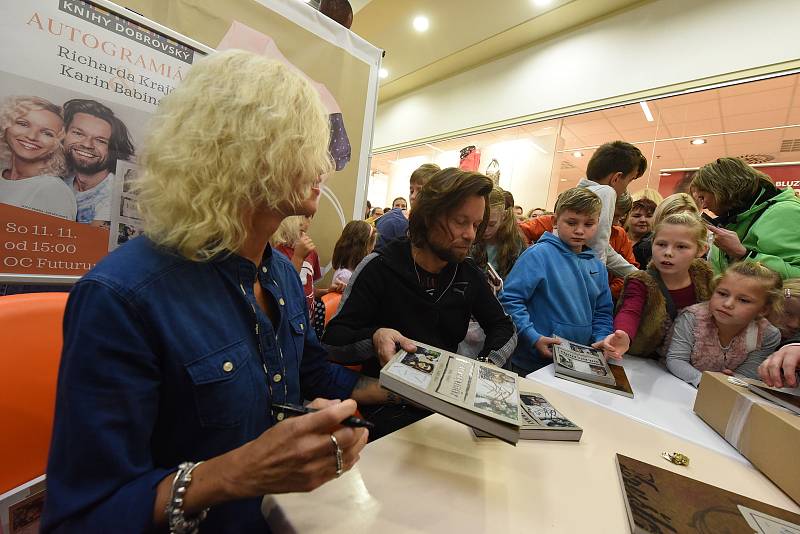 Richard Krajčo doprovodil autogramiádu k partnerčině a své knize i písničkami.