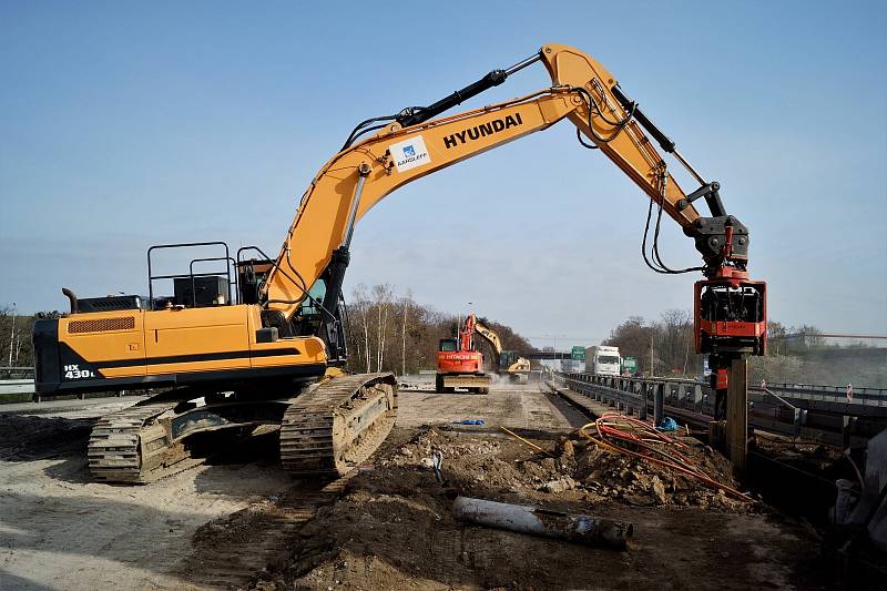 Demolice mostu Pražského okruhu přes Chlumeckou ulici.