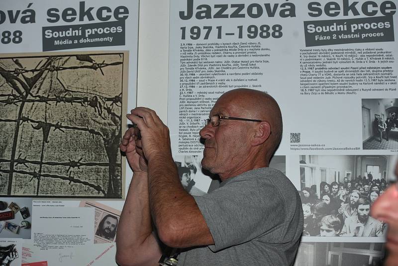 V Komorním sále se odehrála nejdříve vernisáž výstavy zasvěcené historii Jazzové sekce a poté koncertu legendární undergroundové kapely The Primitives Group.