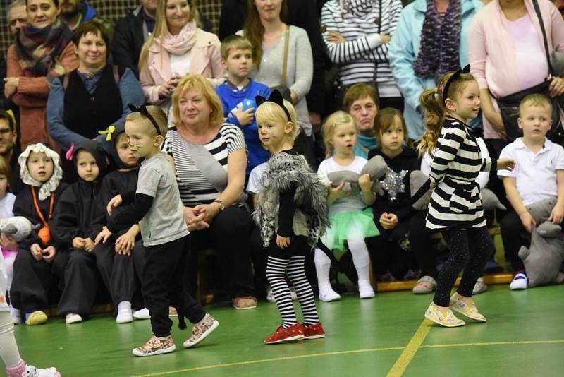 Děti z mateřské školy Pohádka předvedly taneční choreografie