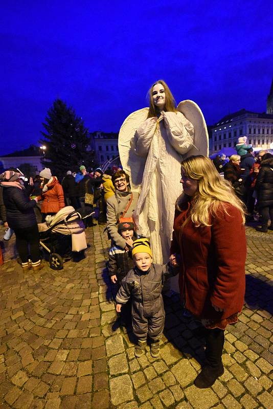 Kolínský vánoční strom se letos rozsvítil v rytmu bluegrassu