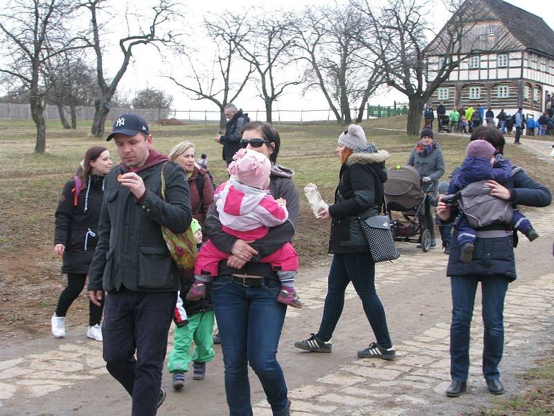 Národopisný pořad na téma lidového masopustu přilákal do skanzenu obrovské množství návštěvníků.