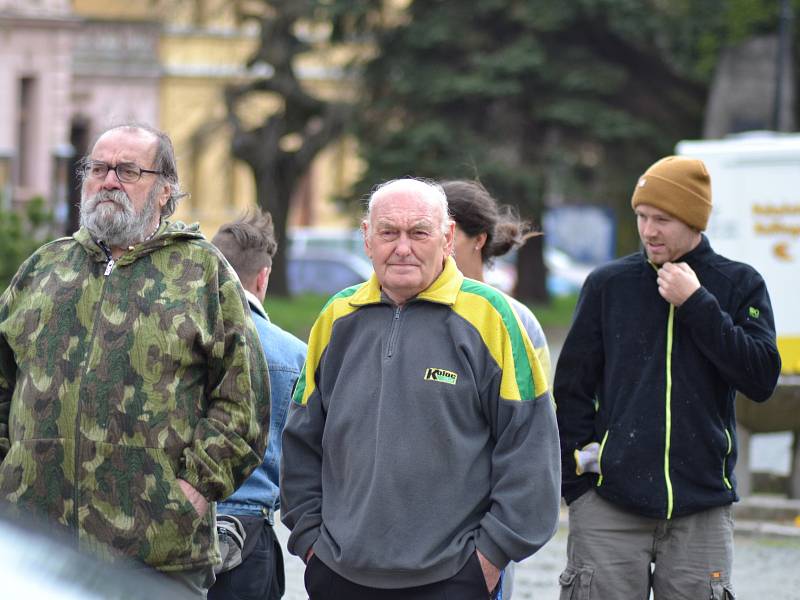 Miloš Zeman zavítal do terapeutického centra Modré dveře, venku na něj čekali jeho příznivci.