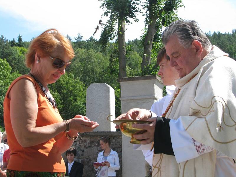 Žehnání novému zvonu a jeho osazování do kostela sv. Jakuba ve Stříbrné Skalici - Rovné