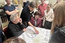 Debata s občany o budoucí podobě Jiráskova náměstí v prostorách Farní charity v Kolíně.