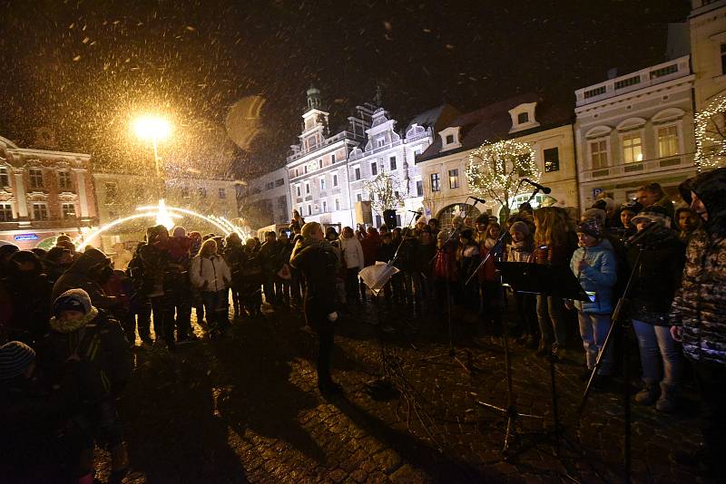 Na Karlově náměstí se navzdory sněžení rozzářila druhá adventní svíčka.